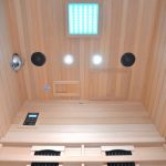 sauna-infarossi-120x105-da-esterno-con-tettino-luci